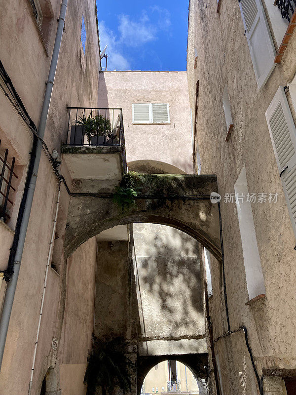 法国- Côte d 'Azur - Antibes -老城区的小街